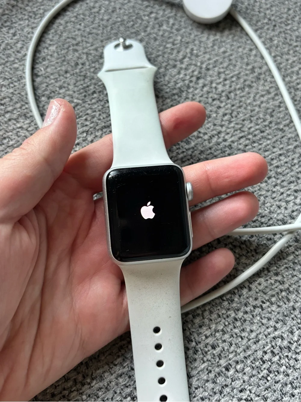 Apple Watch Series 3 38 mm Silver Aluminum White Sport Band Smartwatch Reset